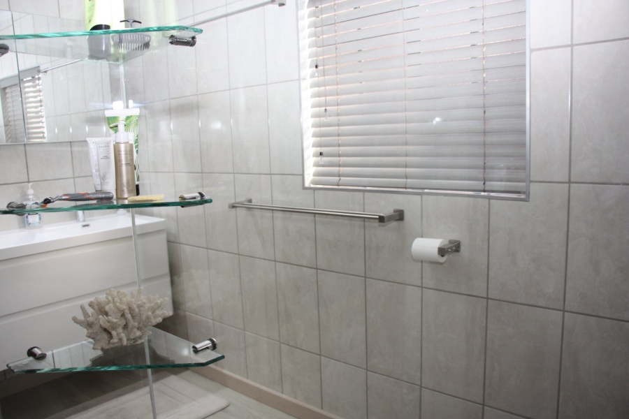 5 Bedroom Property for Sale in Langenhovenpark Free State